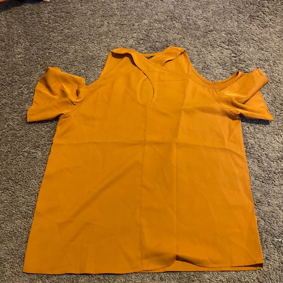 dressy top, shoulders are cut out - Picture 1 of 2